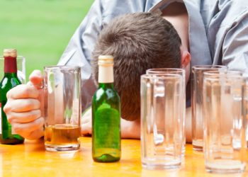 Wenn Menschen ihren Konsum von Alkohol nicht unter Kontrolle haben, kann dies zu lebensgefährlichen gesundheitlichen Auswirkungen führen. (Bild:  eyetronic/Stock.Adope.com)