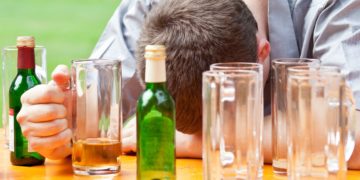 Wenn Menschen ihren Konsum von Alkohol nicht unter Kontrolle haben, kann dies zu lebensgefährlichen gesundheitlichen Auswirkungen führen. (Bild:  eyetronic/Stock.Adope.com)