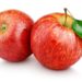 Zwei rote Äpfel vor weißem Hintergrund.