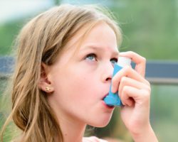 Kind mit Asthma-Inhalator.