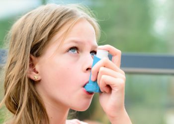 Kind mit Asthma-Inhalator.