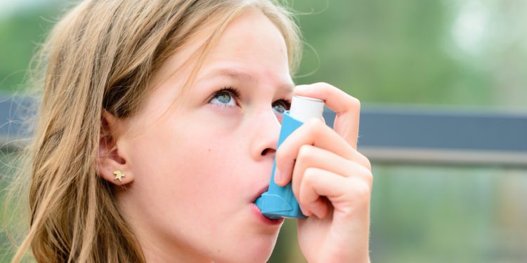 Kind mit Asthma-Inhalator.