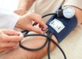 Achtsamskeitstraining kann dazu beitragen einen zu hohen Blutdruck zu reduzieren. (Bild: Kurhan/Stock.Adope.com)