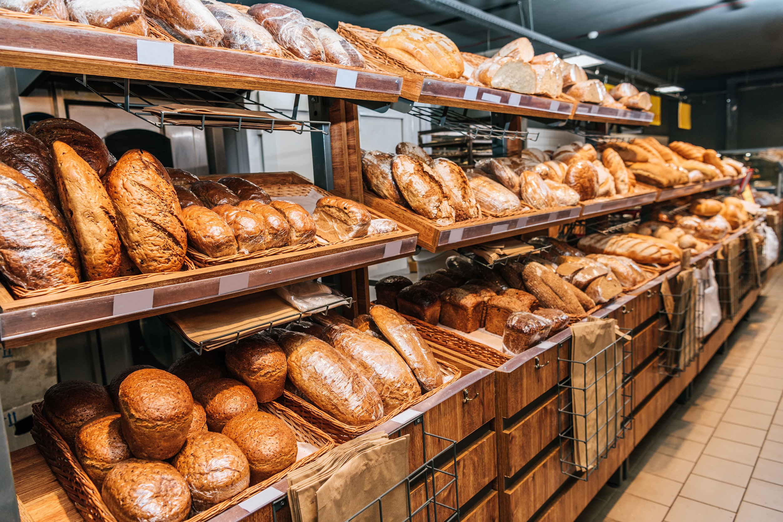 Хлеб сеть магазинов. Выкладка хлеба и хлебобулочных изделий в магазине. Хлебобулочные изделия на прилавке. Хлеб на прилавке. Выкладка хлеба в магазине.