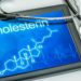 Tablet mit Darstellung der Formel von Cholesterin.