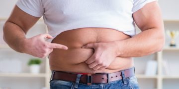 Eine aktuelle schwedische Studie liefert eine Erklärung dafür, warum so viele Menschen mit zunehmendem Alter an Gewicht zulegen. (Bild: lnur/stock.adobe.com)