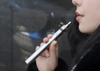 Junge Frau mit E-Zigarette.