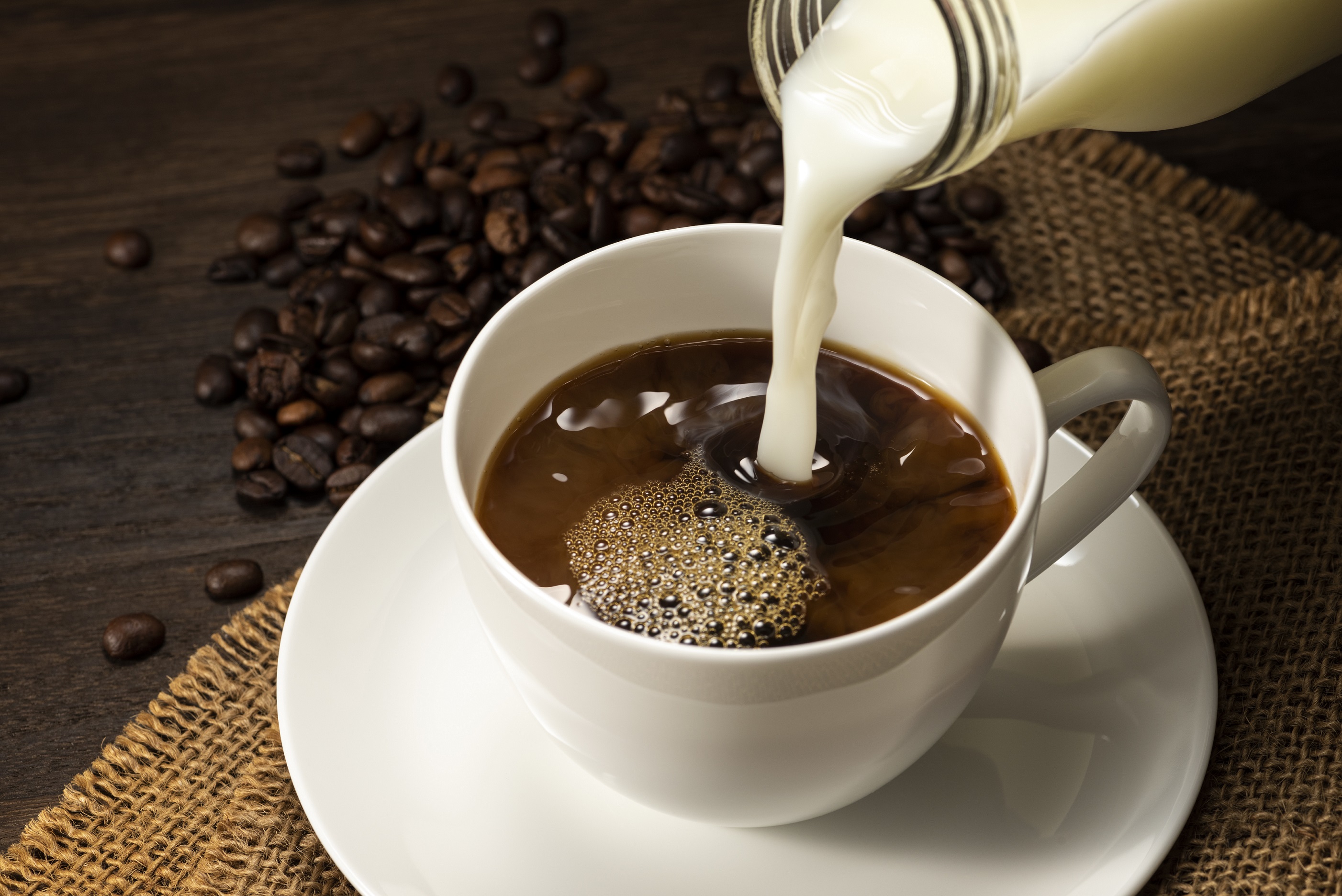 Kaffee mit Kuhmilch oder Hafermilch was ist gesünder? Heilpraxis