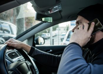 Die Nutzung von Mobiltelefonen während der Autofahrt führt zu zunehmend mehr Verletzungen. (Bild: Mike Fouque/Stock.Adope.com)