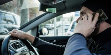 Die Nutzung von Mobiltelefonen während der Autofahrt führt zu zunehmend mehr Verletzungen. (Bild: Mike Fouque/Stock.Adope.com)