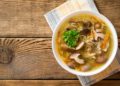 Eine Schüssel mit Hühnersuppe.
