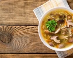 Eine Schüssel mit Hühnersuppe.