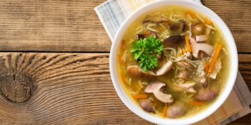Eine Schüssel mit Hühnersuppe.