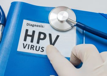 Blauer Ordner mit Patientenakten mit HPV-Virusdiagnose