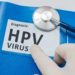 Blauer Ordner mit Patientenakten mit HPV-Virusdiagnose