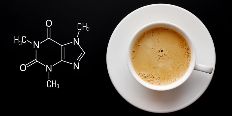 Neben einer Tasse Kaffee steht die chemische Formel für Koffein geschrieben.