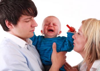 Wenn Säuglinge unter Koliken leiden, belastet dies nicht nur das Kind selber, sondern die gesamte Familie. (Bild: simoneminth/Stock.Adope.com)