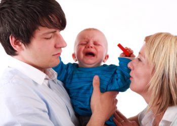 Wenn Säuglinge unter Koliken leiden, belastet dies nicht nur das Kind selber, sondern die gesamte Familie. (Bild: simoneminth/Stock.Adope.com)