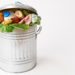 Ein Mülleimer ist randvoll gefüllt mit Lebensmitteln.