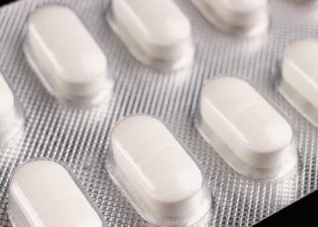 Weiße Tabletten im Medikamentenblister