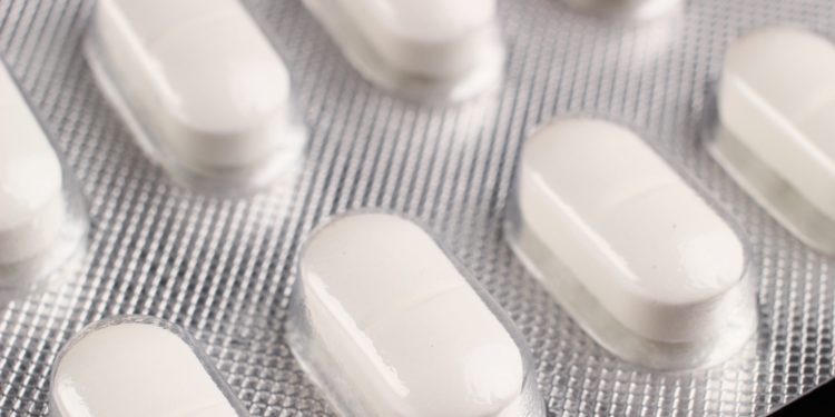 Weiße Tabletten im Medikamentenblister