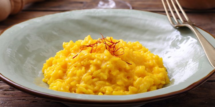 Ein Teller mit Safran-Risotto. 