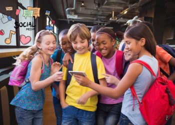 Die Nutzung von Social Media kann bei Kindern und Jugendlichen zu Essstörungen beitragen. (Bild: vectorfusionart/Stock.Adope.com)