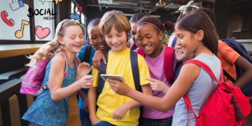 Die Nutzung von Social Media kann bei Kindern und Jugendlichen zu Essstörungen beitragen. (Bild: vectorfusionart/Stock.Adope.com)