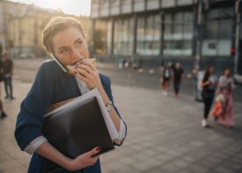 Stress führt bei Frauen dazu, dass diese teilweise Essattacken mit Kontrollverlust erleiden. (Bild:  estradaanton/Stock.Adope.com)