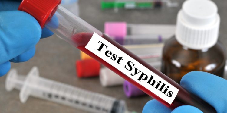 Röhrchen mit einer Blutprobe und Aufschrift "Test Syphilis".