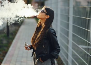 Eine Frau raucht eine E-Zigarette.