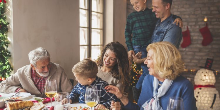 Drei Generationen einer Familie beim Weihnachtsessen