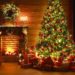 Ein geschmückter Weihnachtsbaum, unter dem Geschenke liegen.