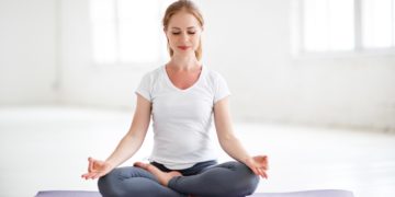 Yoga hilft Menschen die Struktur und Funktion ihres Gehirns zu verbessern. (Bild:  JenkoAtaman/Stock.Adope.com)