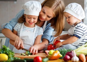 Können Kochsendungen bewirken, dass Kinder eine gesündere Ernährung bevorzugen? (Bild: JenkoAtaman/Stock.Adope.com)