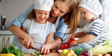 Können Kochsendungen bewirken, dass Kinder eine gesündere Ernährung bevorzugen? (Bild: JenkoAtaman/Stock.Adope.com)