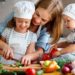 Können Kochsendungen bewirken, dass Kinder eine gesündere Ernährung bevorzugen? (Bild: JenkoAtaman/Stock.Adope.com)