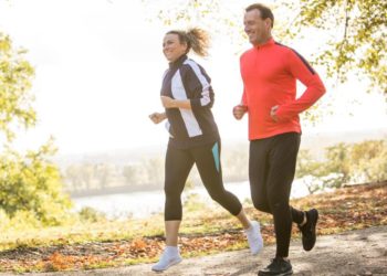 Ein Mann und eine Frau beim Joggen.