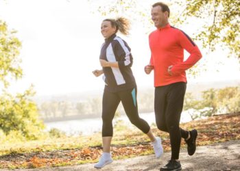 Ein Mann und eine Frau beim Joggen.