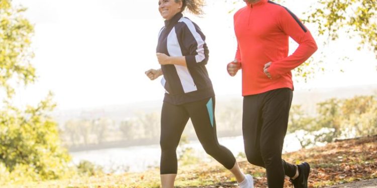 Ein Mann und eine Frau beim Joggen.