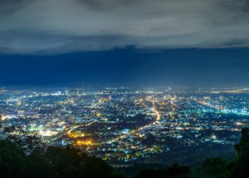 Eine hell erleuchtete Stadt in der Nacht