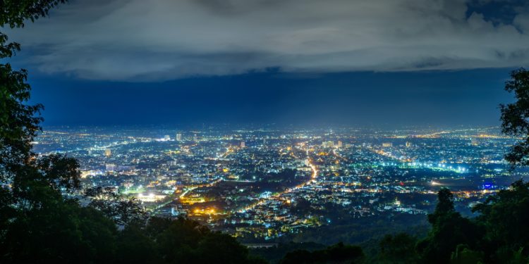 Eine hell erleuchtete Stadt in der Nacht