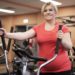 Übergewichtige Frau beim Training im Fitnessstudio