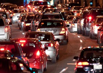 Eine Straße voller Autos in der Nacht