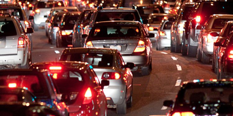 Eine Straße voller Autos in der Nacht