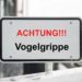 Schild mit der Aufschrift: Achtung!!! Vogelgrippe