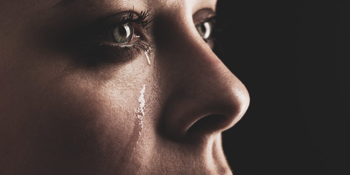 Eine Frau weint.