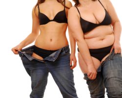 Eine schlanke Frau steht neben einer übergewichtigen Frau.