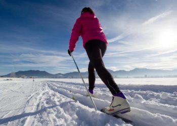 Eine Frau beim Ski-Langlauf.