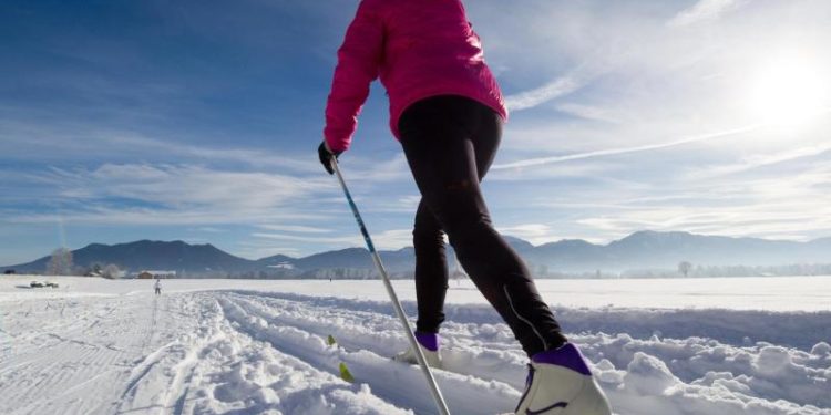 Eine Frau beim Ski-Langlauf.